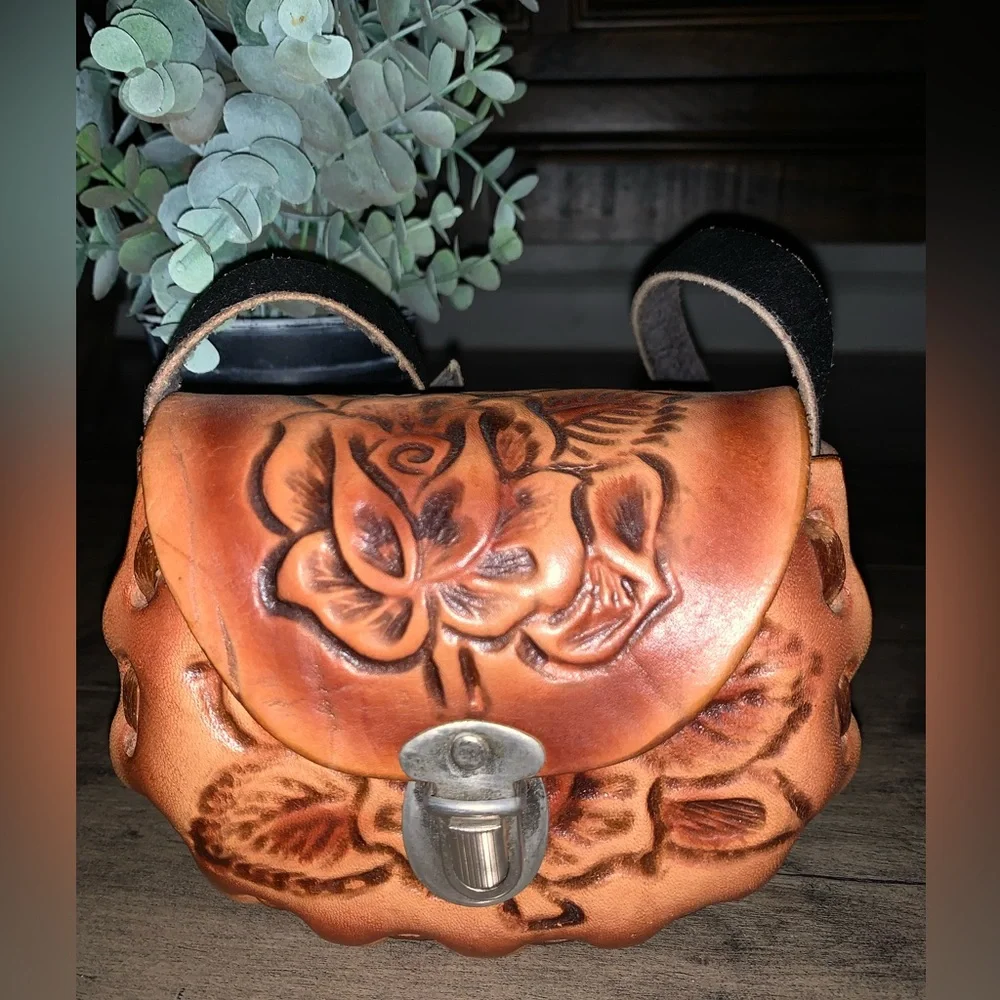 VINTAGE HANDMADE TOOLED LEATHER SMALL PURSE - Picture 1 of 9